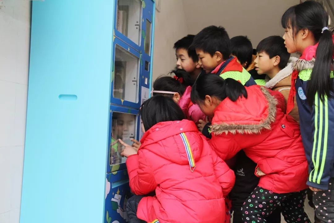 柜子还未正式使用,孩子们就已经开始兴奋地挑选书籍 柜子还未正式使用,孩子们就已经开始兴奋地挑选书籍